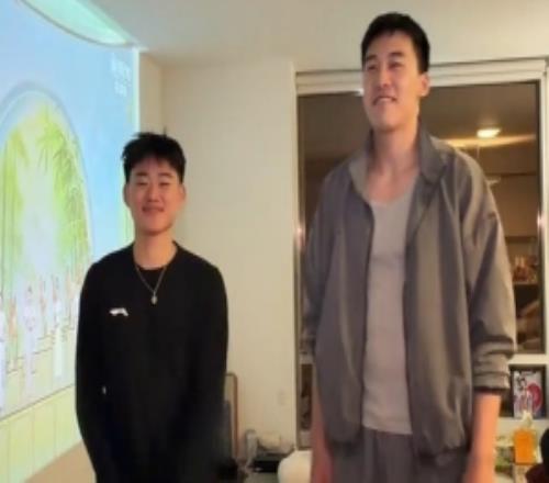 王俊杰曬與趙維倫的合拍視頻把不好的都先放一放祝大家新年快樂(lè)