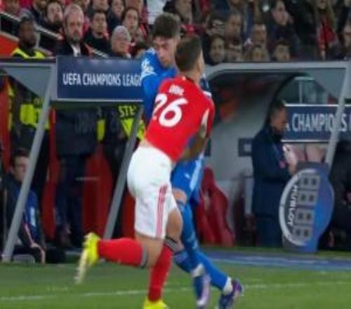 賽中擊打對手頭部，葡媒：歐足聯駁回本菲卡投訴巴爾韋德暴力行為