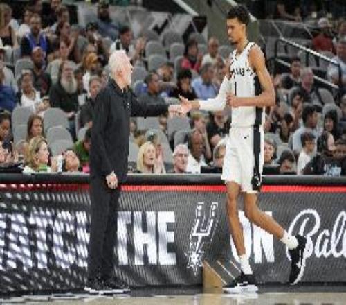 自0001賽季以來馬刺已經(jīng)取得1300場常規(guī)賽勝利聯(lián)盟最多