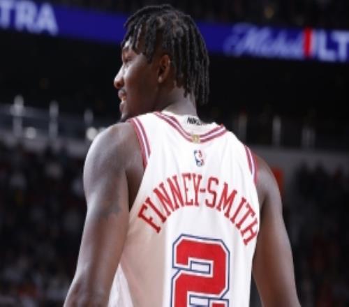 這多尷尬呀！芬尼史密斯首節(jié)不到4分鐘一分未得但有3犯規(guī)