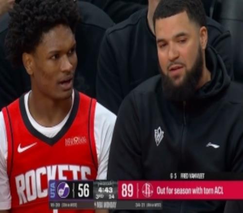 他在能少輸10場范喬丹場邊與阿門交流后者目前6失誤&全隊(duì)19次