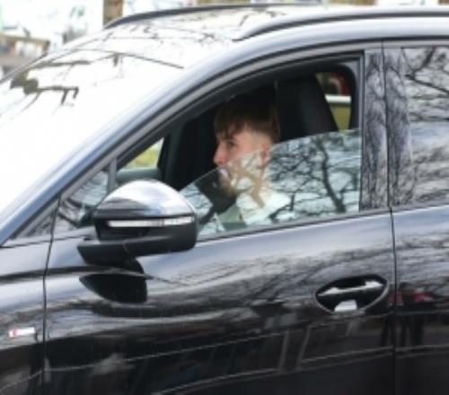 年滿18周歲+拿到駕照！小將卡爾首次獨自開車到拜仁訓(xùn)練基地