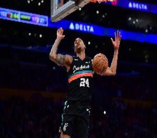 火力太猛了！瓦塞爾上半場8中6砍全場最高的18分三分7中5