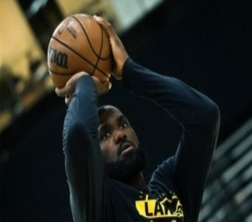 東詹里出鏡！湖人官推曬球隊(duì)訓(xùn)練照：受過程所驅(qū)使