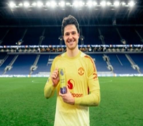 4次撲救完成零封，曼聯(lián)曬拉門斯與英超官方全場最佳獎杯合照