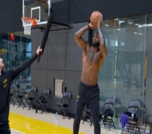 打磨手感！湖人官方曬詹姆斯練習(xí)三分：五個(gè)位置連續(xù)投進(jìn)10記三分