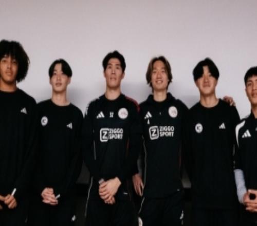 多名日本U17國腳試訓(xùn)阿賈克斯青年隊(duì)，并與富安健洋、板倉滉合影