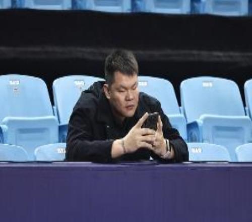 這手機(jī)可不是白看的！朱芳雨：大外援已經(jīng)在路上了