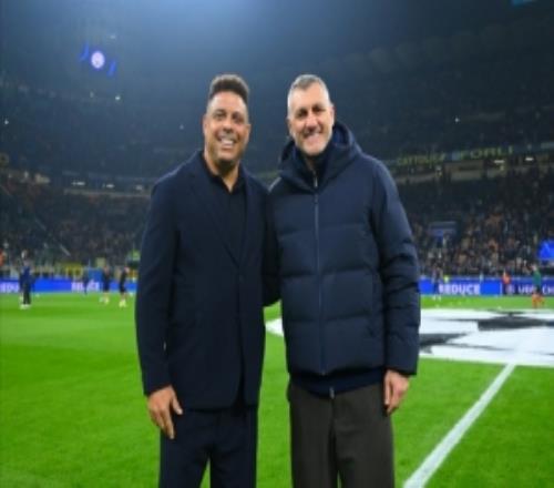 大羅、維埃里現(xiàn)場觀戰(zhàn)國米VS博德閃耀，獲贈紀(jì)念球衣