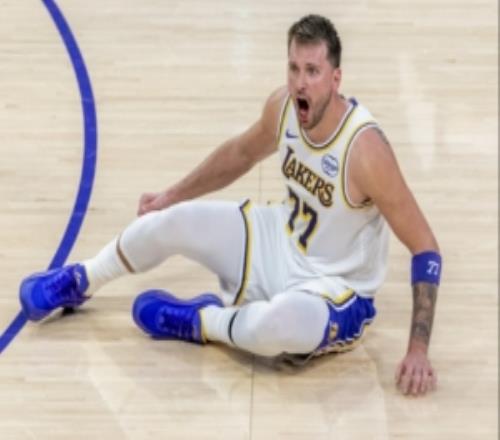 鍵盤俠盧卡24投8中致敬科比但科比被三人包夾也會強投絕殺球啊