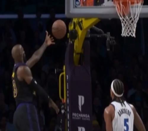 聊發(fā)少年狂！詹姆斯左手上籃打中后三分還有半節(jié)10分平魔術(shù)全隊(duì)