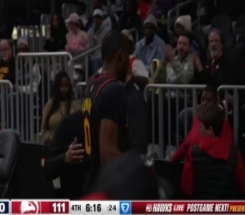 應(yīng)該不打了吧！庫(kù)明加首秀賽季新高已經(jīng)下場(chǎng)在球員通道調(diào)整