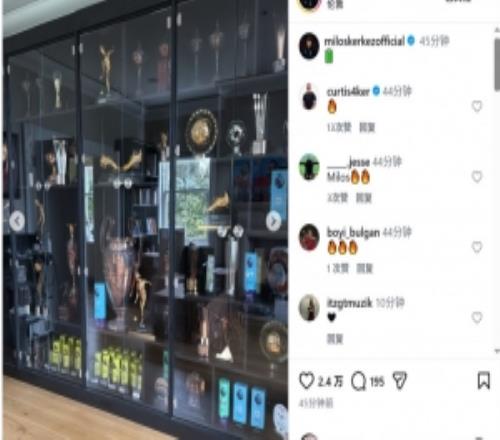 凱爾凱茲社媒曬薩拉赫榮譽(yù)柜，各種獎杯擺得滿滿當(dāng)當(dāng)