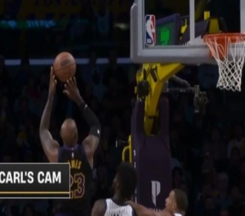 沒忍??！艾薩克被詹姆斯壓哨造成犯規(guī)自己也笑了