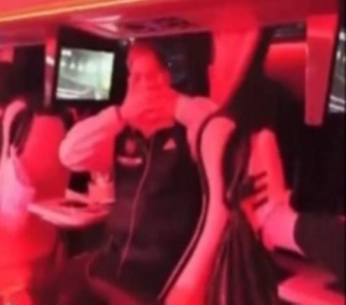 搞怪阿森納舊將S羅模仿約克雷斯慶祝，嘲弄熱刺舊將塞塞尼翁