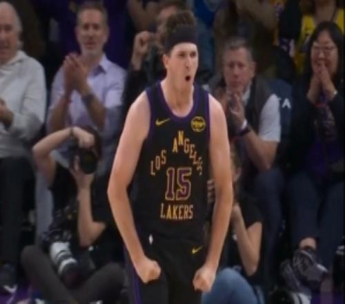 氣勢球！里夫斯面對嚴(yán)防強突打成2+1雙拳緊握霸氣慶祝