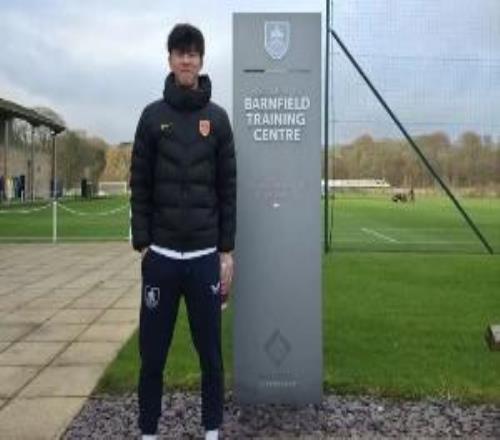 9號(hào)球衣！官方：18歲張家鳴加盟伯恩利U21梯隊(duì)，外租后回來(lái)發(fā)展