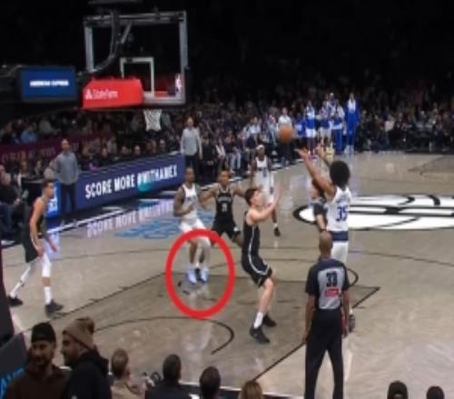 望無(wú)礙！華盛頓踩到克洛尼出現(xiàn)90度崴腳一瘸一拐回到更衣室