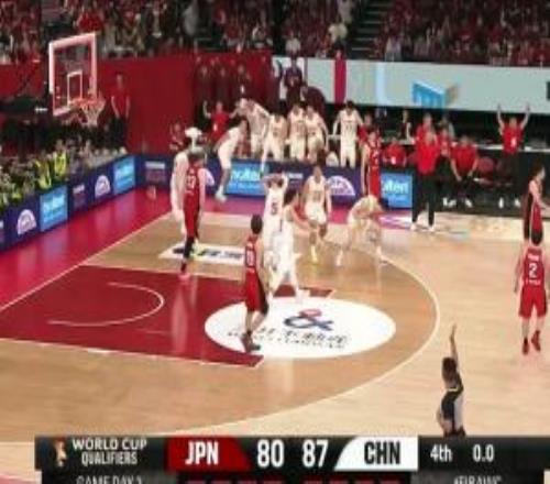 太解氣了！比賽結束后中國男籃多人在場內(nèi)揮拳慶祝！