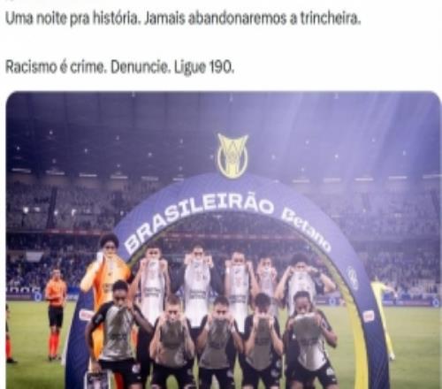 抵制種族歧視，科林蒂安首發(fā)合影時集體做出以球衣捂嘴動作