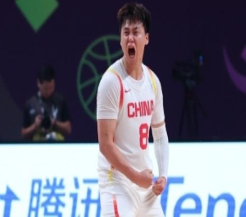 解說(shuō)：從日本隊(duì)的陣容來(lái)看中國(guó)男籃的后衛(wèi)線是明顯占優(yōu)勢(shì)的