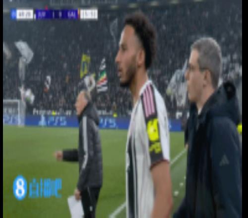 氣炸了！凱利被直紅罰下，下場后怒踹墻壁后走進(jìn)通道