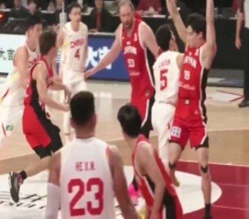 雖遲但到！廖三寧持球強(qiáng)攻裁判延遲響哨后廖三寧兩罰都有