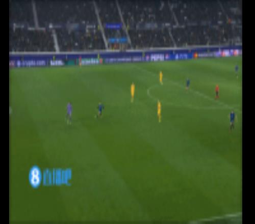 真藍(lán)黑絕殺！本塞拜尼禁區(qū)內(nèi)踢倒對(duì)手送點(diǎn)染紅，薩馬爾季奇點(diǎn)殺