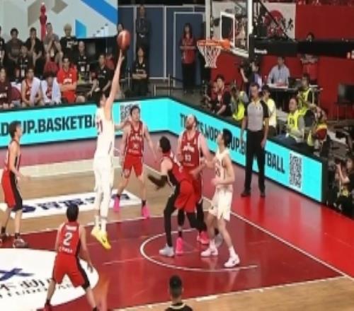 積極性拉滿！中國(guó)男籃連續(xù)拼下前場(chǎng)籃板最終胡金秋完成終結(jié)