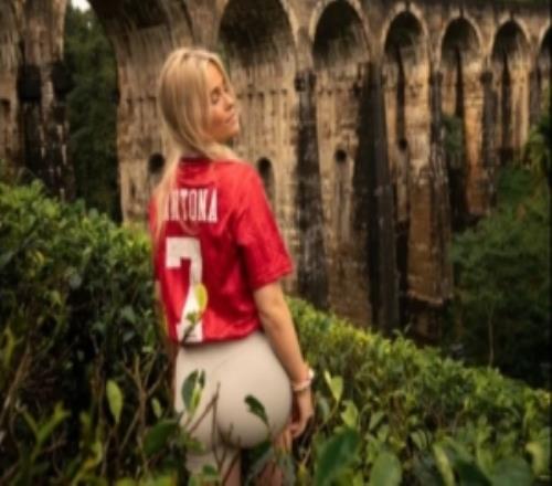 太陽報(bào)：曼聯(lián)最性感女球迷身著坎通納復(fù)古球衣，引發(fā)球迷熱議