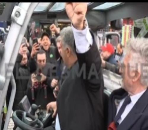 拉波爾塔在競選活動時(shí)跳上叉車，高喊“不跳的都是馬德里主義者”