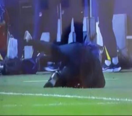 膽子這么大瑟爾洛特破門后，略倫特直接把西蒙尼推翻在地