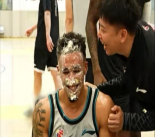 被一堆手摁進(jìn)蛋糕里廣東隊曬球隊為奎因慶祝生日視頻