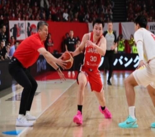 郭士強(qiáng)疑似觸球未吹T日網(wǎng)友：籃球不是5個(gè)人打教練包夾不公平