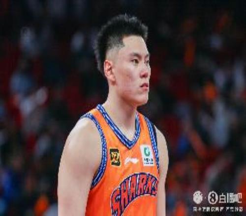 解說：因孩子出生李弘權(quán)曾想婉拒男籃的邀請但最后選擇接受征召