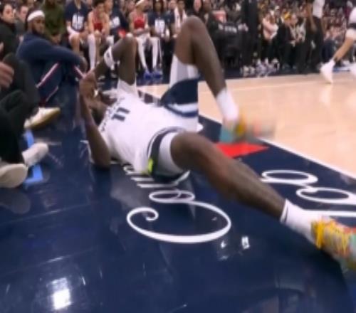 希望沒事！納茲里德強(qiáng)攻倒地后身體不適已返回更衣室