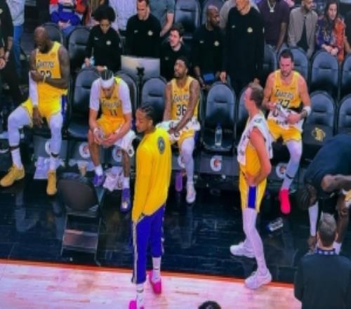 勝過千言萬語！湖媒發(fā)替補席圖：詹東分坐兩端全員沉默&保持距離