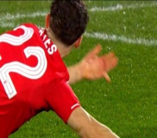 硬漢！歐聯(lián)杯森林vs費內(nèi)巴切，28歲中場耶茨手指脫臼仍堅持比賽