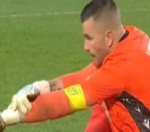 機(jī)智！南特門將比賽期間詐傷，為穆斯林隊友們爭取時間吃東西