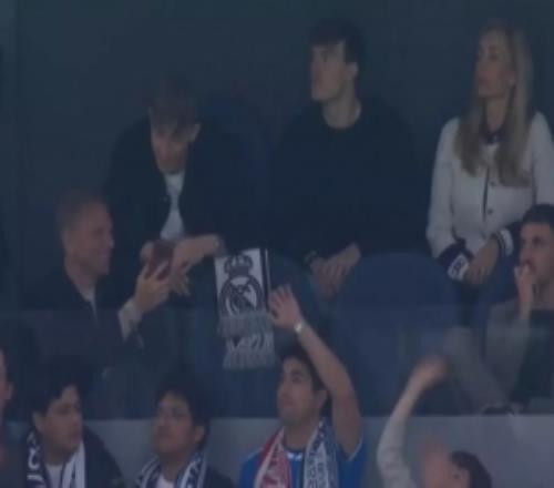 每體：隊友受傷赫伊森被拍到大笑，遭到媒體批評“極度缺乏尊重”