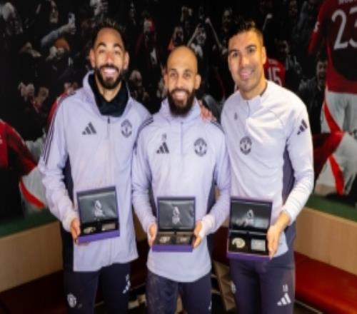 曼聯(lián)贈(zèng)送紀(jì)念獎(jiǎng)牌：卡塞米羅、庫(kù)尼亞英超百場(chǎng)，姆伯莫英超50球