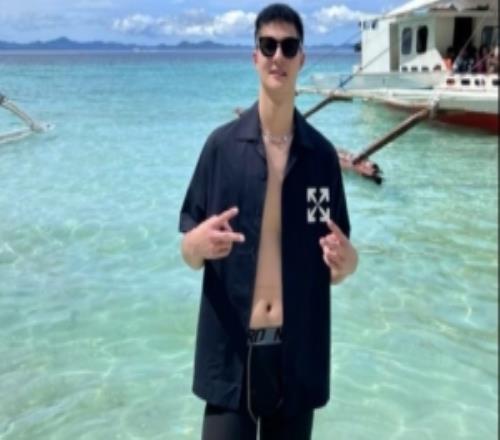 朱松瑋曬游玩視頻：海邊的風(fēng)能帶走煩惱網(wǎng)友：八塊腹肌去哪里了