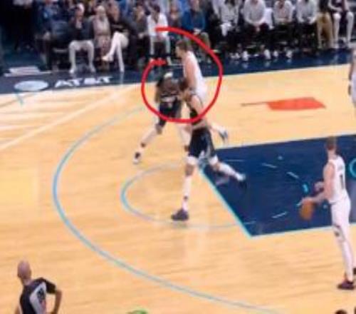 陰得沒邊了！多特鐵山靠偷襲約基奇還接了一記掃堂腿！