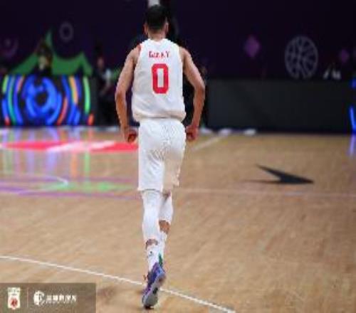 兢兢业业!高诗岩8分钟攻防尽力三分1中1拿到3分2板1助0失误