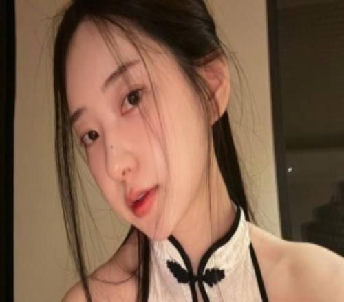 穿的這么有情趣《劍星》體模申才恩曬照性感美背潔白無(wú)瑕！