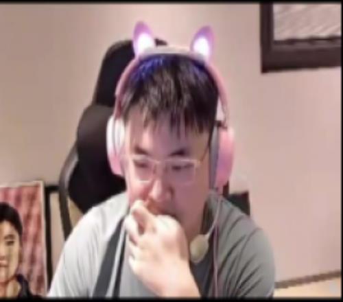 彈幕這招太狠了！小明請(qǐng)一下，拉小虎來(lái)組排！Uzi：那得小虎先被淘汰吧！