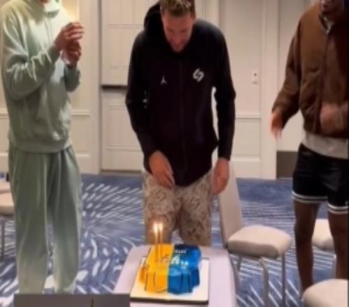 蛋糕驚喜+全隊合唱！湖人眾將為東契奇慶生詹姆斯變身“領唱員”