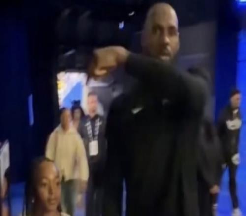 詹姆斯賽后牽著女兒的手離場：這就是我的小福星1勝0負(fù)！