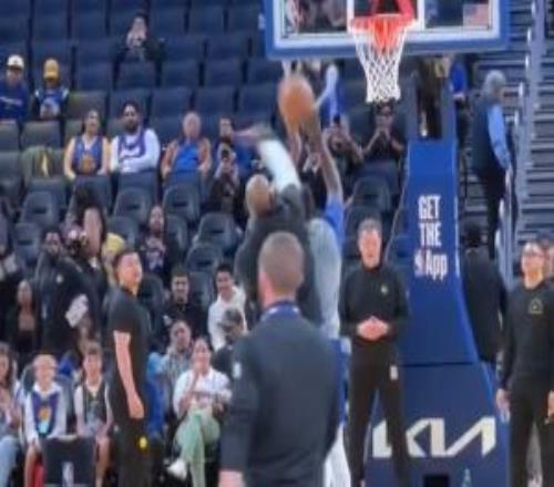 不講武德熱身時(shí)詹姆斯躲在追夢(mèng)身后偷襲蓋帽&后二人激情相擁