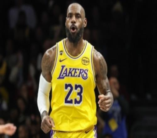 詹姆斯近14場對陣勇士場均31.6分8.7板10助命中率52%46.3%81%